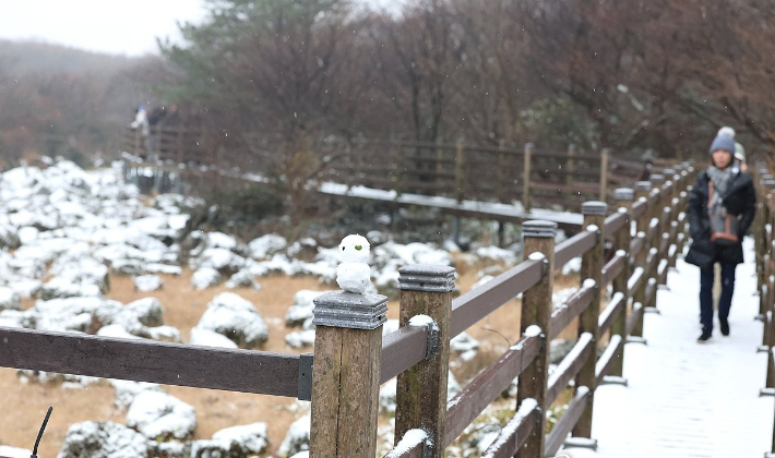  18일 오전 제주 한라산 국립공원 1100고지 습지에 첫눈이 내린 모습. 연합뉴스