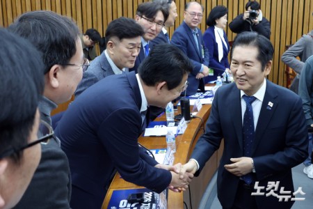 18일 서울 여의도 국회에서 열린 더불어민주당 당대표·광역의회의원협의회 간담회에서 정청래 대표가 참석자들과 인사를 하고 있다.