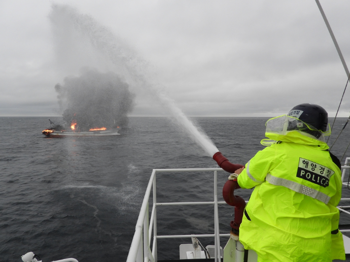 지난 2023년 어청도 인근 해상에서 조업 중인 48톤(t)급 어선에서 불이 나 해경이 진화 작업을 하고 있다. 전북 군산해양경찰서 제공