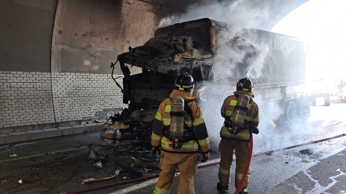 18일 오후 12시 34분쯤 경북 고령군 중부내륙고속도로 고령2터널에서 차량 3대가 연쇄 추돌한 뒤 1대에서 불이 나 1명이 숨지고 1명이 다쳤다. 경북소방본부 제공