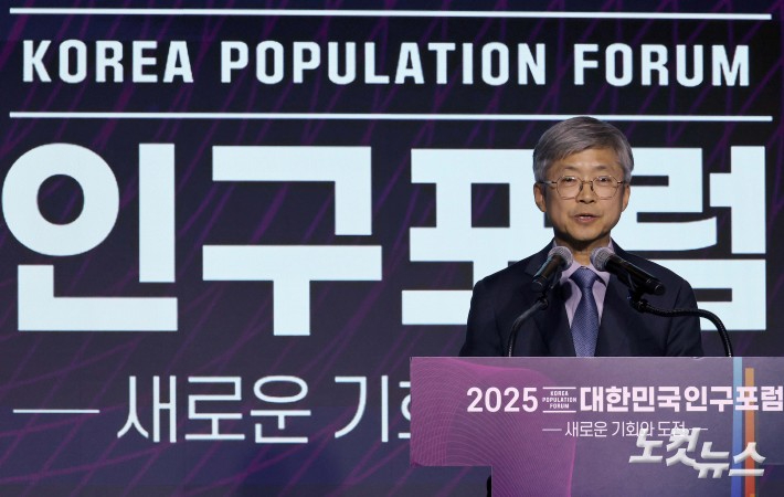 나이영 CBS 사장이 18일 서울 여의도 FKI타워 그랜드볼룸에서 CBS와 보건복지부 주최로 열린 '2025 대한민국 인구포럼 - 새로운 기회와 도전'에서 개회사를 하고 있다. 박종민 기자