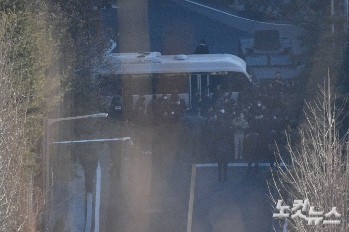 윤석열 대통령 체포영장 집행을 위해 서울 한남동 대통령 관저 인근에 경찰 병력이 이동하며 대치하던 모습. 류영주 기자