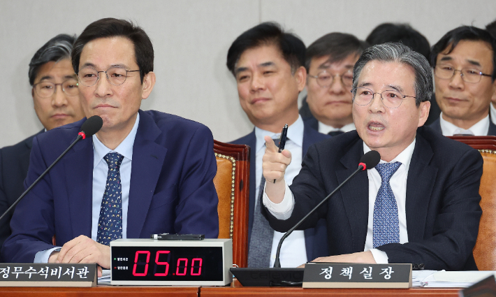 18일 서울 여의도 국회에서 열린 운영위원회 전체회의에서 김용범 대통령실 정책실장이 질의에 답하고 있다. 연합뉴스