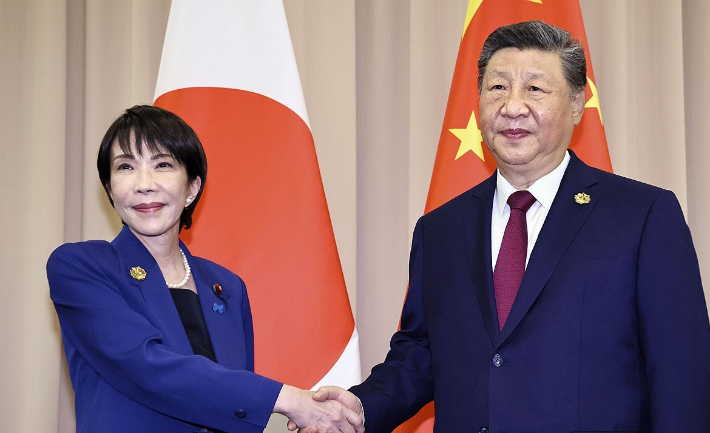 시진핑 중국 국가주석(오른쪽)과 다카이치 사나에 일본 총리. 연합뉴스