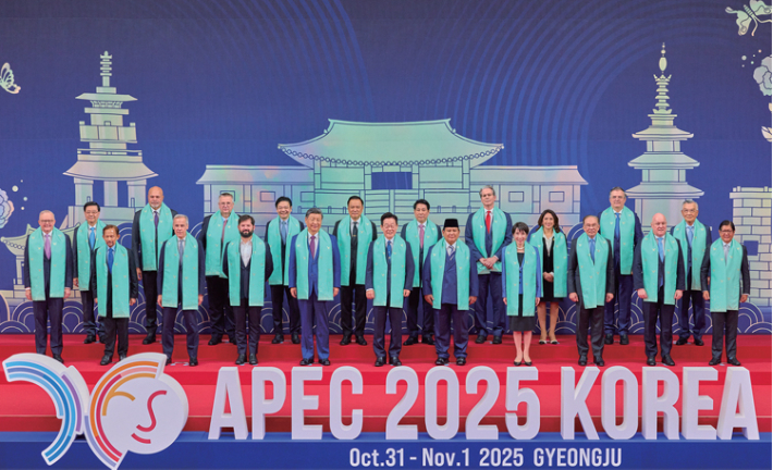 2025 경주 APEC 정상회의에 참석해 단체 사진촬영에 나선 21개국 정상들. 대통령실 제공