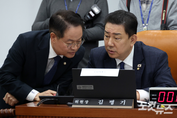 18일 서울 여의도 국회에서 열린 운영위원회 전체회의에서 더불어민주당 원내대표인 김병기 위원장과 허영 원내정책수석부대표가 대화를 하고 있다. 윤창원 기자