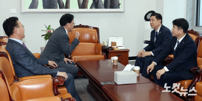 18일 서울 여의도 국회에서 더불어민주당 김병기 원내대표, 문진석 원내운영수석부대표와 국민의힘 송언석 원내대표, 유상범 원내운영수석부대표가 회동을 하고 있다.