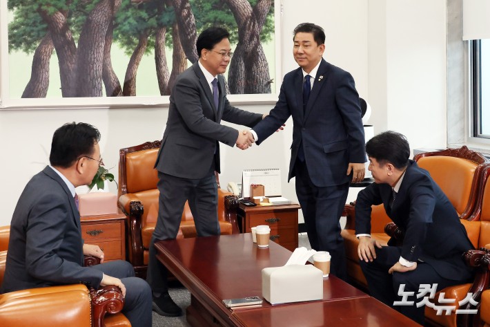 18일 서울 여의도 국회에서 여야 원내 지도부가 회동을 하고 있다. (왼쪽부터 국민의힘 유상범 원내운영수석부대표, 송언석 원내대표, 더불어민주당 김병기 원내대표, 문진석 원내운영수석부대표)