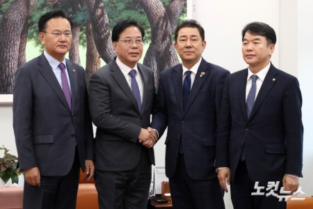 18일 서울 여의도 국회에서 여야 원내 지도부가 회동을 하고 있다. (왼쪽부터 국민의힘 유상범 원내운영수석부대표, 송언석 원내대표, 더불어민주당 김병기 원내대표, 문진석 원내운영수석부대표)