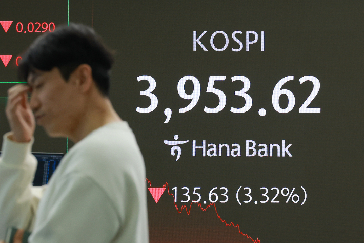 18일 서울 중구 하나은행 본점 딜링룸에서 딜러가 업무를 보고 있다. 연합뉴스