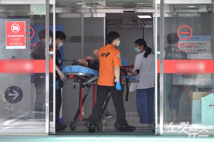 구급대원이 환자를 이송하고 있다. 기사 내용과 무관함. 류영주 기자