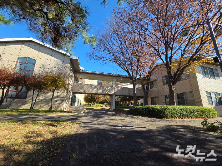 올 2학기 학기중 석면교체작업을 한 포항제철고등학교 관리동(오른쪽)과 2학년동(왼쪽)이 구름사다리로 연결돼 있다. 김대기 기자