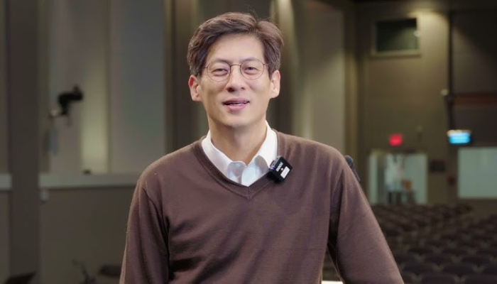 사랑의교회 당회가 3대 담임목사로 LA사랑의빛선교교회 윤대혁 목사를 청빙하기로 결의했다. (사진 출처 사랑의빛선교교회 유튜브)