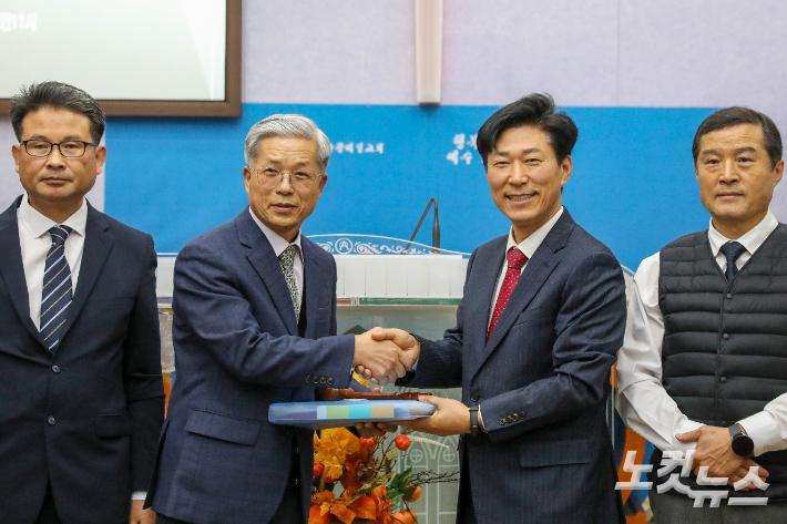 강형규 신임 회장(왼쪽)이 권재주 직전 회장(오른쪽)으로부터 의사봉을 전달받은 뒤 악수하고 있다. 최화랑 기자