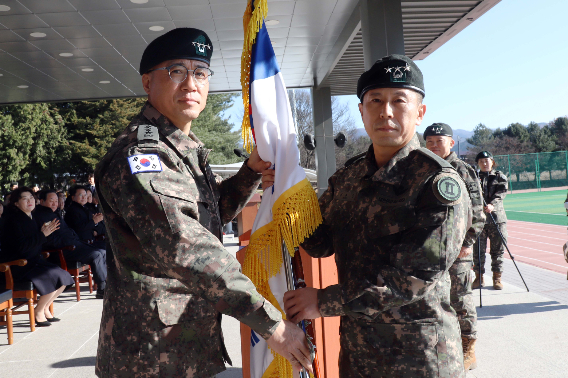 육군 제2군단은 18일 오후 1시 30분부터 군단 대연병장에서 제50·51대 군단장 이취임식을 열었다. 2군단 제공