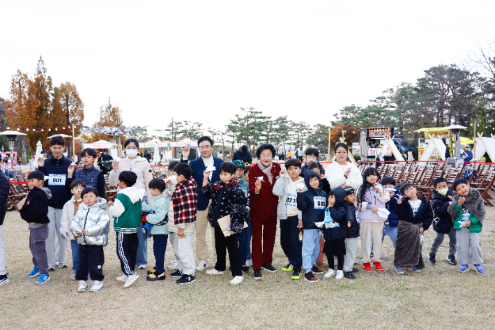 이천이책 난생처음도서관 종이비행기 대회에서 김경희 이천시장(가운데)이 참가자들과 종이비행기를 날리고 있다. 이천시 제공