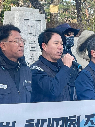 최현태 비정규직지회 지회장이 대법원 앞 기자회견에서 발언하고 있다. 현대제철 비정규직지회 제공
