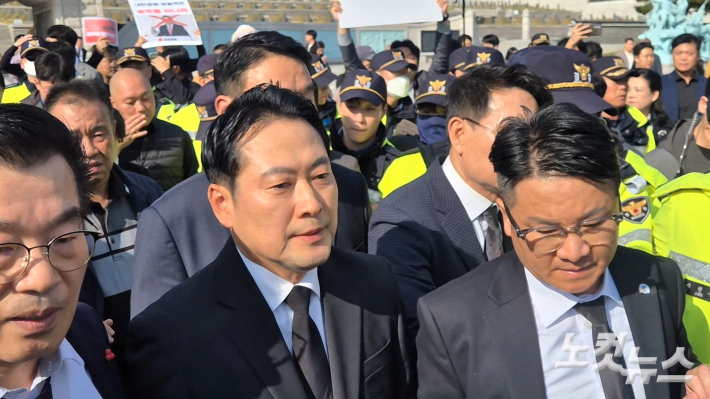 지난 6일 오후 1시 50분쯤 국민의힘 장동혁 대표가 시민단체의 저항에 부딪혀 5·18민주묘지에 참배하지 못하고 5초 묵념 이후 돌아가고 있다. 한아름 기자