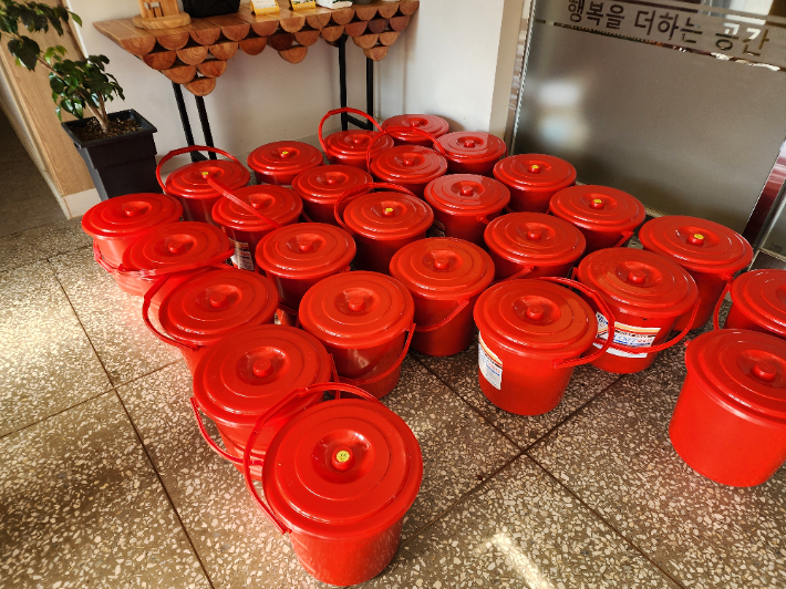 교인들이 함께 담근 김장김치가 빨간 통에 담겨 나눔을 기다리고 있다. 최화랑 기자