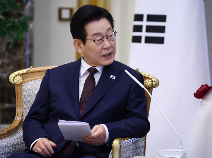 아랍에미리트(UAE)를 국빈 방문 중인 이재명 대통령이 18일(현지시간) 아부다비 대통령궁에서 무함마드 빈 자이드 알 나흐얀 UAE 대통령과 한-UAE 확대회담을 하고 있다. 연합뉴스