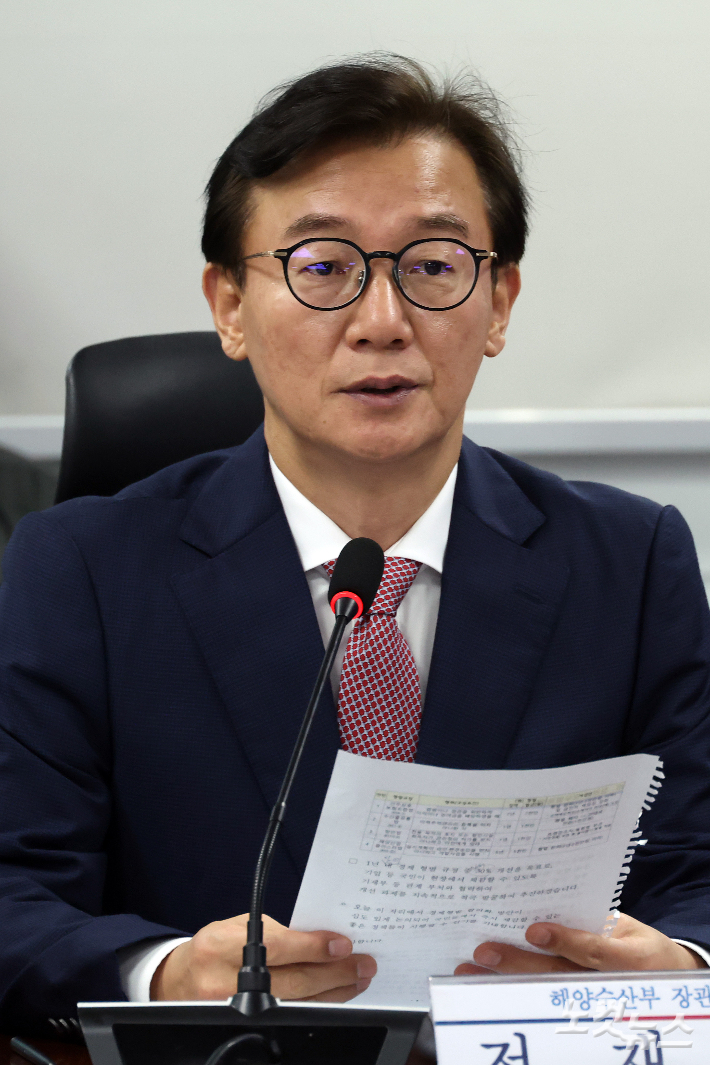 전재수 해양수산부 장관이 박형준 부산시장의 유일한 여권 대항마로 연일 거론되고 있다. 윤창원 기자