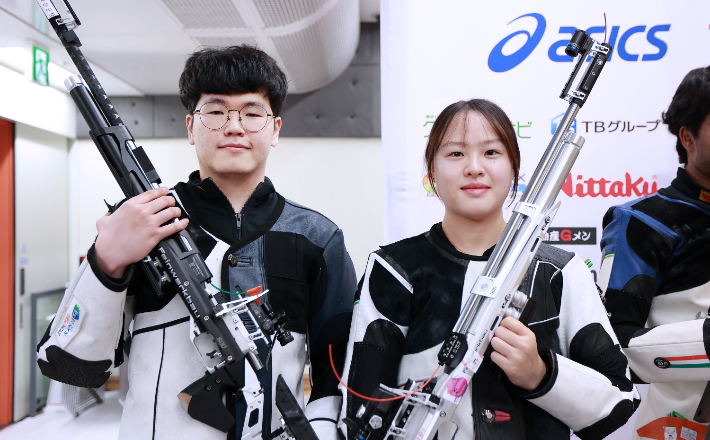 11월 18일 일본 도쿄 아지노모토 국립훈련센터 사격장에서 열린 혼성 10m 공기권총에서 은메달을 획득한 김우림(왼쪽), 정다인(오른쪽) 선수. 도쿄=공동취재단