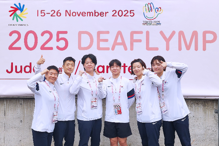 11월 18일 일본 도쿄 무도관에서 열린 유도 여자 단체전에서 동메달을 획득한 여자 선수들(왼쪽부터 김관, 정숙화, 홍은미, 이현아, 최선희, 서은지)의 단체 기념촬영. 도쿄=공동취재단