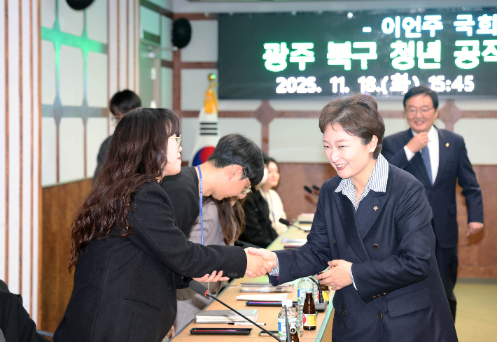 18일 오후 이언주 더불어민주당 최고위원이 광주 북구청 2층 상황실에서 청년 공직자들과 인사하고 있다. 광주 북구 제공