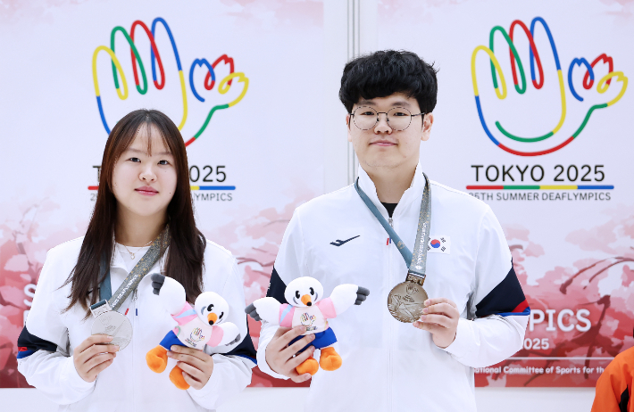 11월 18일 일본 도쿄 아지노모토 국립훈련센터 사격장에서 열린 혼성 10m 공기권총에서 은메달을 획득한 정다인(왼쪽), 김우림(오른쪽) 선수의 기념 촬영. 도쿄=공동취재단