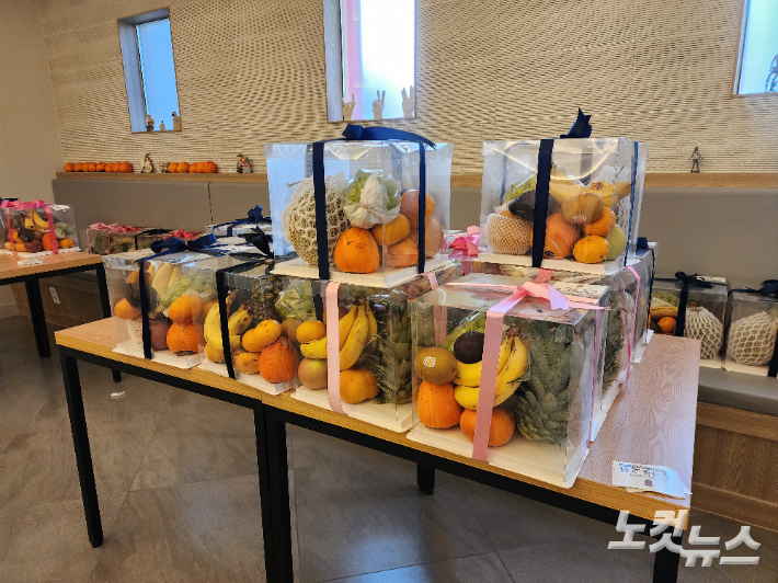 추수감사주일 과일을 지역 상가에 전달하기 위해 준비한 모습. 최화랑 기자