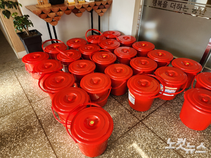 교인들이 함께 담근 김장김치가 빨간 통에 담겨 나눔을 기다리고 있다. 최화랑 기자