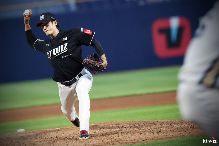 역투하는 kt의 선발 투수 고영표. kt wiz 제공