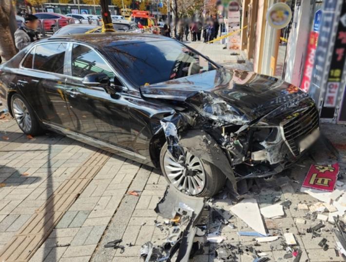 인도로 돌진한 차량. 연합뉴스