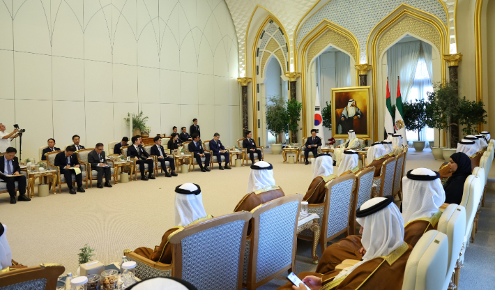 아랍에미리트(UAE)를 국빈 방문 중인 이재명 대통령이 18일(현지시간) 아부다비 대통령궁에서 무함마드 빈 자이드 알 나흐얀 UAE 대통령과 한-UAE 확대회담을 하고 있다. 연합뉴스