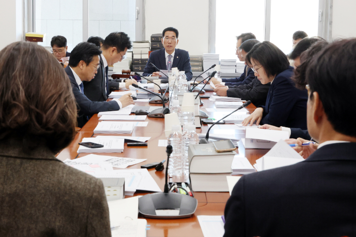 18일 서울 여의도 국회 기후에너지환경노동위원회에서 남녀고용평등과 일·가정 양립 지원에 관한 법률 개정안, 산업안전보건법 개정안 등 법안을 심사하기 위한 가 열리고 있다. 연합뉴스