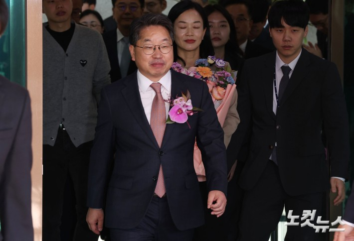 '대장동 항소 포기' 논란으로 사의를 표명한 노만석 검찰총장 권한대행이 지난 14일 오전 서울 서초구 대검찰청에서 열린 퇴임식을 마친 후 청사를 나서고 있다. 류영주 기자