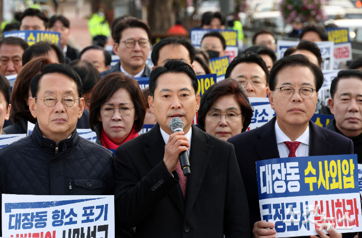 국민의힘 장동혁 대표가 17일 오전 서울 용산구 대통령실 앞에서 '대장동 항소포기 외압 진상규명 국정조사 촉구' 기자회견에 참석해 발언을 하고 있다. 황진환 기자