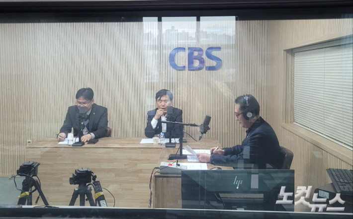 왼쪽부터 유상용 충북도의원, 이상식 충북도의원, 김종현 앵커. 충북CBS