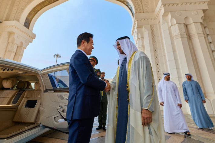 아랍에미리트(UAE)를 국빈 방문 중인 이재명 대통령이 18일(현지시간) 아부다비 대통령궁에서 영접나온 무함마드 빈 자이드 알 나흐얀 대통령과 인사하고 있다. 연합뉴스