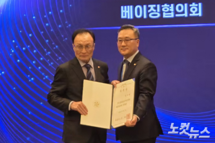 이해찬 민주평통 수석부의장이 박기락 베이징협의회 회장에게 이재명 대통령의 임명장을 수여하고 있다. 임진수 베이징 특파원