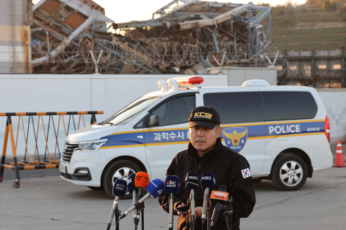 하태헌 울산경찰청 과학수사계장이 11월 18일 오후 울산화력발전소 후문 앞에서 사고 현장 합동감식 내용을 브리핑하고 있다. 연합뉴스