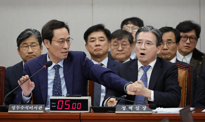 김용범 정책실장 말리는 우상호 정무수석. 18일 서울 여의도 국회에서 열린 운영위원회 전체회의에서 김용범 대통령실 정책실장이 국민의힘 김은혜 의원의 질의에 답하는 도중 언쟁을 이어가자 우상호 대통령실 정무수석이 이를 제지하고 있다. 연합뉴스