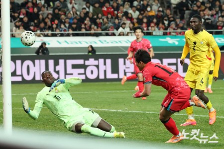 이태석이 18일 서울 상암동 서울월드컵경기장에서 열린 축구 국가대표팀 친선경기 대한민국과 가나의 경기에서 선제골을 성공시키고 있다.