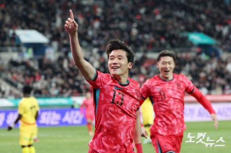 이태석이 18일 서울 상암동 서울월드컵경기장에서 열린 축구 국가대표팀 친선경기 대한민국과 가나의 경기에서 선제골을 성공시킨 후 세리머니를 하고 있다.