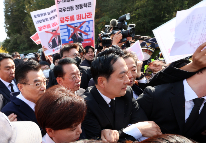 5·18민주묘지에 온 장동혁 대표 . 국민의힘 장동혁 대표가 6일 오후 광주 북구 국립5·18민주묘지에서 참배를 시도하고 있다. (연합뉴스)