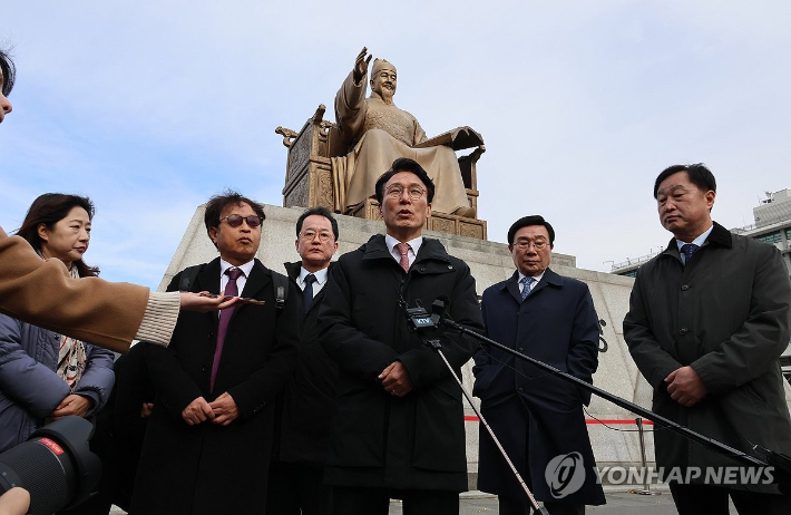 김민석 국무총리가 17일 서울 광화문광장 세종대왕상 앞에서 '감사의 정원' 조성과 관련해 발언하고 있다. (연합뉴스)