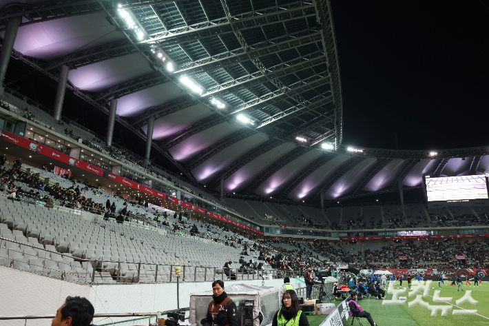 18일 서울 상암동 서울월드컵경기장에서 열린 축구 국가대표팀 친선경기 대한민국과 가나의 경기에서 관중석이 텅 빈 모습을 보이고 있다. 류영주 기자