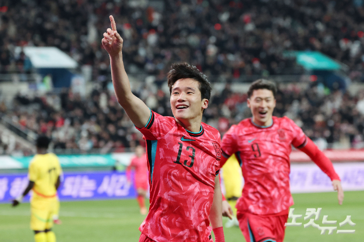 이태석이 18일 서울 상암동 서울월드컵경기장에서 열린 축구 국가대표팀 친선경기 대한민국과 가나의 경기에서 선제골을 성공시킨 후 세리머니를 하고 있다. 류영주 기자