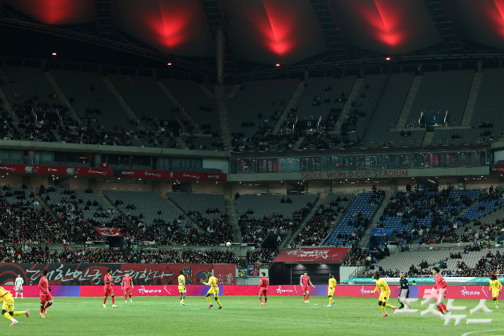 18일 서울 상암동 서울월드컵경기장에서 열린 축구 국가대표팀 친선경기 대한민국과 가나의 경기에서 관중석이 텅 빈 모습을 보이고 있다. 류영주 기자