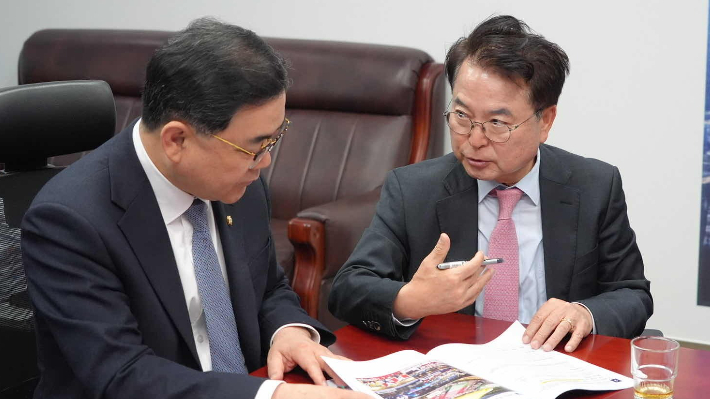 육동한 춘천시장이 지난 3일 허성무 예산결산특별위원회 위원을 찾아 2026년 정부예산 추가 건의와 함께 은퇴자 마을 조성사업 입법 지원 등 중장기 정책과제도 함께 제안했다. 춘천시 제공 